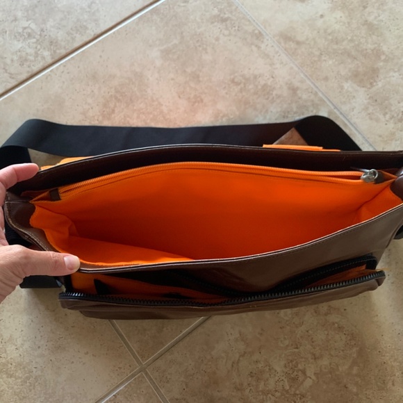 JFold Leather Messenger Bag - Picture 6 of 6